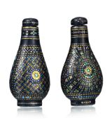 2 flacons à priser en laque burgauté, Chine, XIX-XXe s., décor de fleur centrale sur fond de motif g