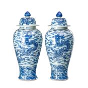 2 grands vases couverts en porcelaine, Chine, XXe s., décor en bleu de dragons chassant la perle fla