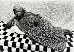 Seydou Keita (1921-2001), Sans titre (L'odalisque, 1956-57), 9.12.1996, tirage argentique, signé et