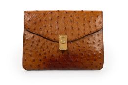 Céline, pochette à rabat vintage en autruche de couleur havane, fermoir en métal doré avec 'C' en re