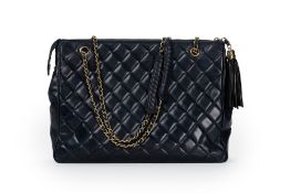 Chanel, sac vintage Shopper en cuir bleu marine matelassé, fermeture éclair, poche interne centrale,