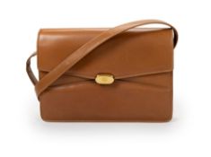 Gucci, sac à rabat vintage en cuir lisse fauve, bandoulière réglable à deux longueurs, 18x25,5 cm
