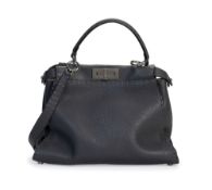 Fendi, mini Peekaboo Iconic en cuir grainé gris, bandoulière, housse, 24x34 cm