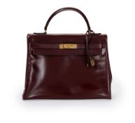 Hermès, sac Kelly 32 Retourné en cuir de box bordeaux, année 1974, bouclerie plaquée or, tirette, cl