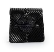 Bottega Veneta, sac Mini rabat en cuir vernis noir côtelé, housse, 12,5x12,5 cm