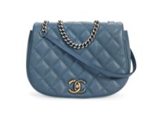 Chanel, sac Casual Trip à rabat en cuir caviar bleu matelassé, année 2016-17, longue bandoulière à c
