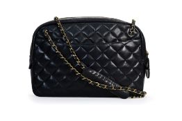 Chanel, sac Camera en cuir d'agneau bleu marine matelassé, années 1989-1991, double bandoulière à ch