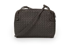 Bottega Veneta, pochette à bandoulière en cuir gris intrecciato nappa, 17x23 cm
