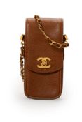 Chanel, pochette verticale en cuir caviar cannelle, années 1994-1996, longue bandoulière à chaînette