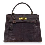 Hermès, sac Kelly 28 en crocodile Havane, année 1973, tirette et clochette avec deux clefs et cadena