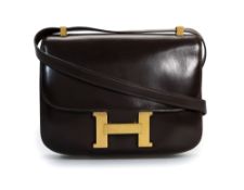 Hermès, sac Constance en cuir de box chocolat, année 1971, bouclerie plaquée or, housse, 18x23 cm