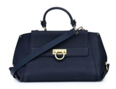 Salvatore Ferragamo, sac Sofia en cuir grainé bleu marine, bandoulière, housse, 22x32 cm