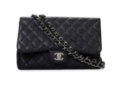 Chanel, sac Timeless rabat simple en cuir caviar noir, année 2009-2010, bandoulière à chaînette et c