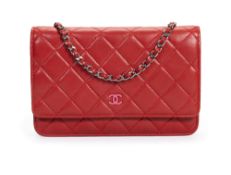 Chanel, pochette Wallet on Chain en cuir lisse rouge matelassé, année 2014-15, fermoir CC en émail r