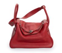 Hermès, sac Lindy 34 en cuir taurillon Clémence rouge, année 2009, bouclerie couleur palladium, hous