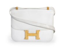 Hermès, sac Constance en cuir blanc, année 1975, bouclerie plaquée or, bandoulière portée épaule, 17