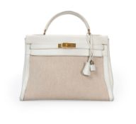 Hermès, sac Kelly 32 Retourné en cuir lisse blanc craie et toile H beige, année 1985, tirette et clo