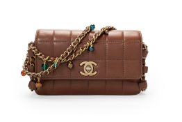 Chanel, sac à rabat Choco East West en cuir chocolat matelassé à carreaux, housse, années 2002-2003,