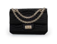 Chanel, sac 2.55 en satin noir matelassé effet croco, années 2008-2009, longue bandoulière à chaînet