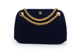 Chanel, sac Mademoiselle en jersey bleu marine matelassé à chevrons, années 1989-1991, double bandou
