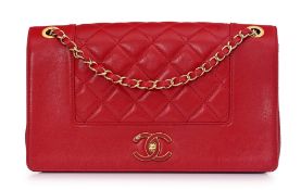 Chanel, sac Mademoiselle à rabat en cuir rouge avec panneaux matelassés, année 2015-2016, fermoir CC