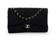 Chanel, sac Timeless Jumbo classique double rabat en jersey noir matelassé, année 2015-2016, longue