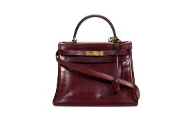 Hermès, sac Kelly 28 Retourné en cuir de box bordeaux, 1971, tirette, clochette, 2 clefs, cadenas, b