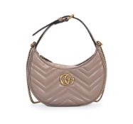 Gucci, sac demi-lune GG Marmont Half Moon en cuir beige moka, chaînette, housse 11x20 cm