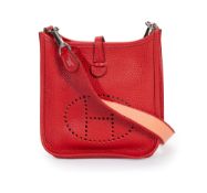 Hermès, sac Evelyne TPM en Togo rouge, année 2013, bouclerie couleur palladium, longue bandoulière f