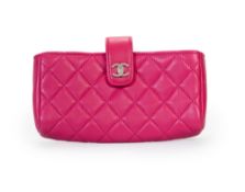 Chanel, pochette clutch O-Mini porte téléphone en cuir d'agneau rose vif matelassé, année 2014, cour