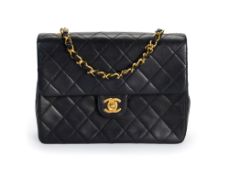 Chanel, sac Timeless Square à rabat simple en cuir noir matelassé, années 1989-1991, longue bandouli