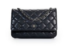 Chanel, pochette Wallet on Chain en cuir lisse noir matelassé, fermoir CC, bandoulière à chainette e