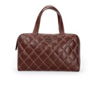 Chanel, sac bowling Wild stitch en cuir matelassé couleur auburn, années 2000-2002, porté main, 20x3