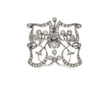 Broche début XXe s., platine ajouré à décor de rinceaux pavée de diamants taille ancienne et rose, h