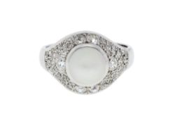 Bague or gris 750 ornée d'une perle bouton blanche (non testée) sur un pavage de diamants taille anc