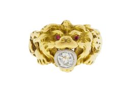Bague XIXe s., or 750 figurant un lion ciselé serti de deux cabochons de rubis et d'un diamant taill