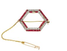 Broche hexagonale début XXe s., or sertie de lignes de diamants taille 8/8 et de rubis calibrés, h.