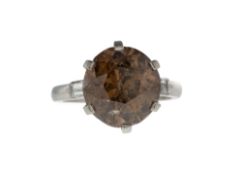 Bague platine sertie d'un diamant brun taille ancienne (env. 4.6 cts) épaulé de deux diamants incolo