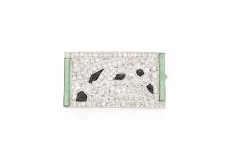 Broche Art Déco de forme rectangulaire en platine ajouré de filets à bordure millegrain stylisant un