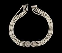 Collier ras de cou composé de 5 rangs de perles de culture blanches centrant deux éléments en or gri