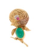 Van Cleef &amp; Arpels, broche figurant un oiseau sur une branche or 750 gravé stylisant le plumage,