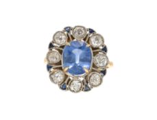 Bague fin XIXe s., 2 ors 750 sertie d'un saphir ovale entouré de diamants taille ancienne et de peti