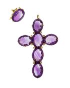 Ensemble composé d'un pendentif croix et d'une broche XIXe s., or 750 sertis d'améthystes ovales enc