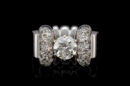 Bague Art Déco platine centrant un diamant taille intermédiaire (env. 1.3 ct) épaulé de bandes de di