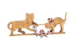Broche fin XIXe ou début XXe s., or 585 représentant deux chats jouant avec une guirlande sertie d'u