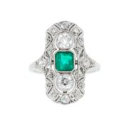 Bague Art Déco or gris 750 et platine ajouré sertie d'une émeraude entourée de diamants taille rose