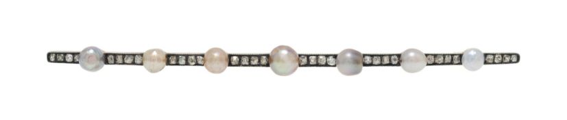 Broche barrette XIXe s., or et argent sertie de perles grises (non testées) espacées de diamants tai