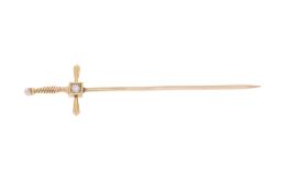 Epingle épée XIXe s., or 750 sertie d'un diamant taille ancienne et d'une petite perle (non testée),