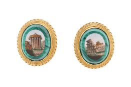 Paire de clous d'oreilles Grand Tour XIXe s., or à motif torsadé ornés de micro-mosaïques sur malach