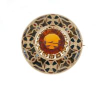 Broche écossaise fin XIXe s., or 375 gravé sertie d'une citrine entourée d'une frise à décor de croi